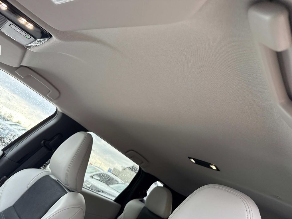 2025 Mitsubishi Outlander SE photo 37