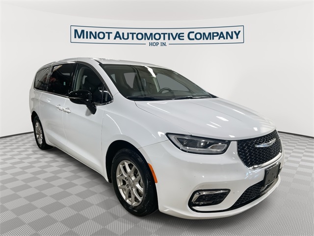 2024 Chrysler Pacifica Touring L's photo