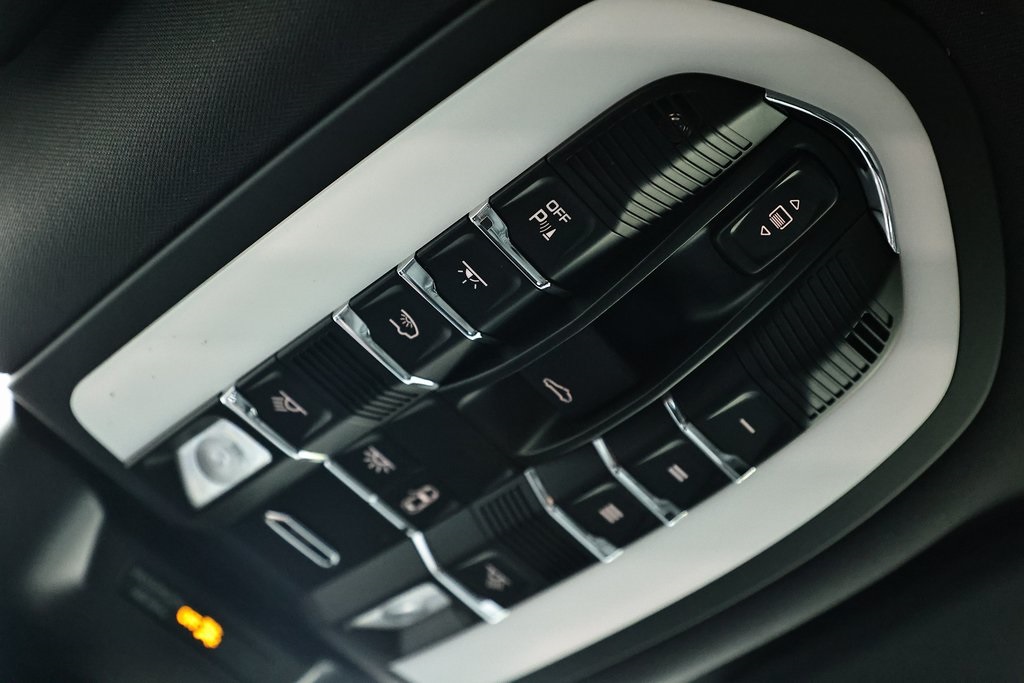 2025 Porsche Macan T photo 36
