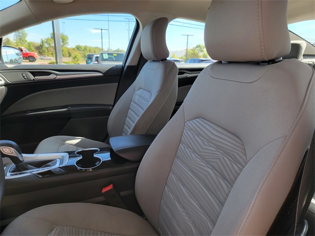 2016 Ford Fusion S photo 12