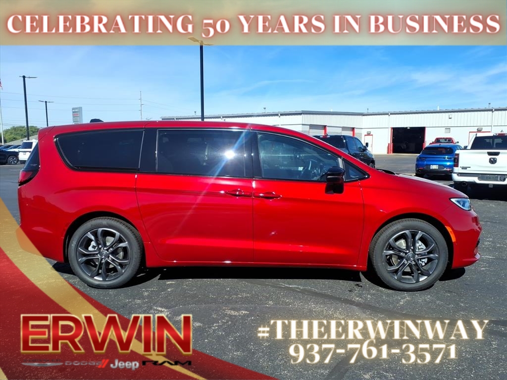 2026 Chrysler Pacifica photo 2