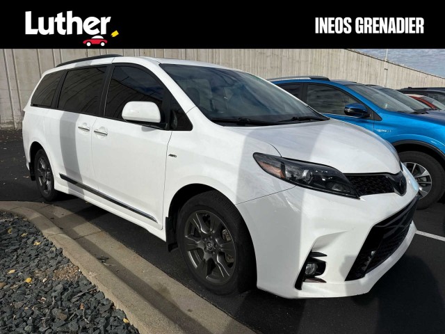 2020 Toyota Sienna SE's photo