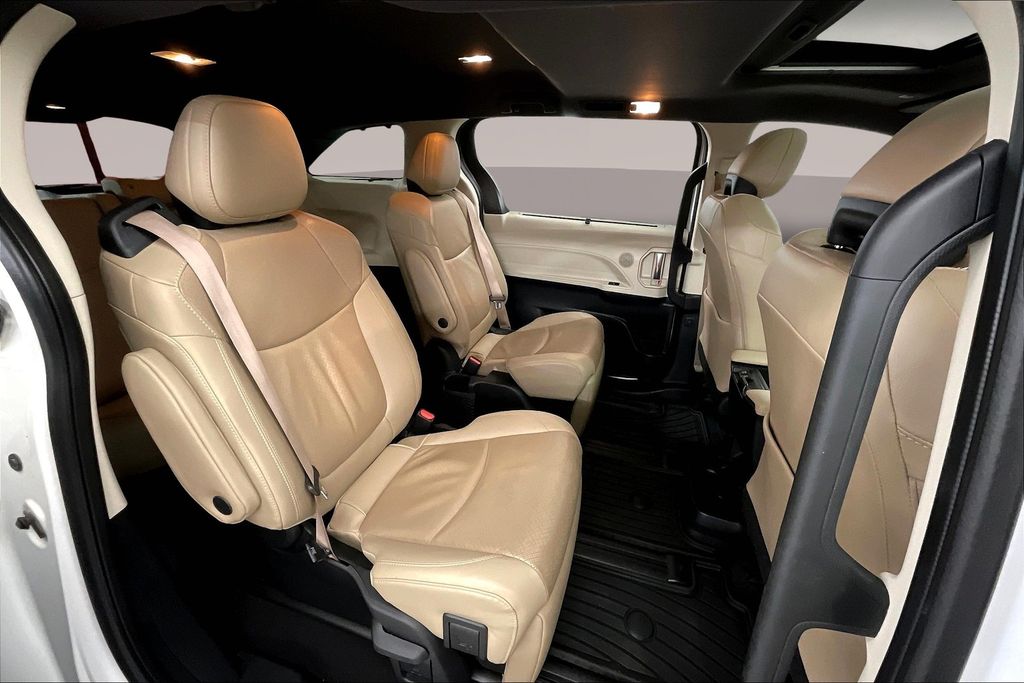2022 Toyota Sienna Limited photo 25