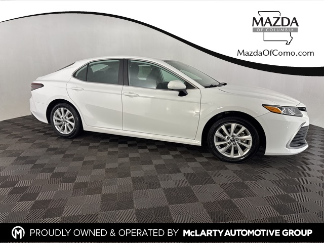 2024 Toyota Camry LE's photo