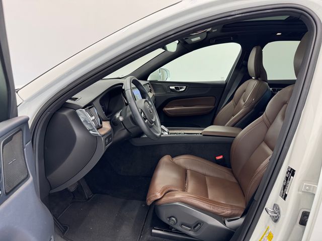 2022 Volvo XC60 B5 Inscription photo 17