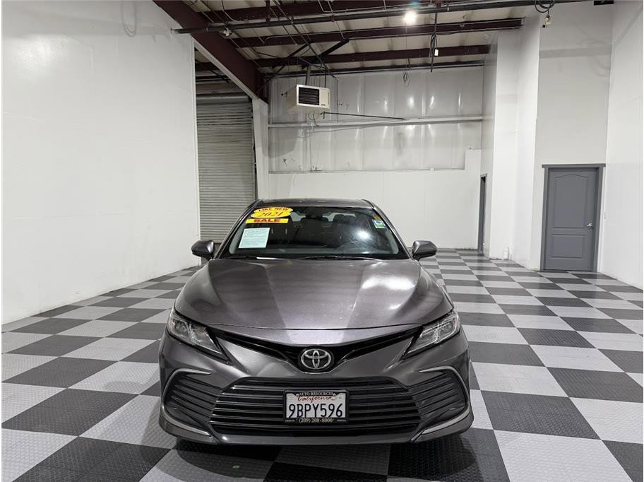 2021 Toyota Camry LE photo 3