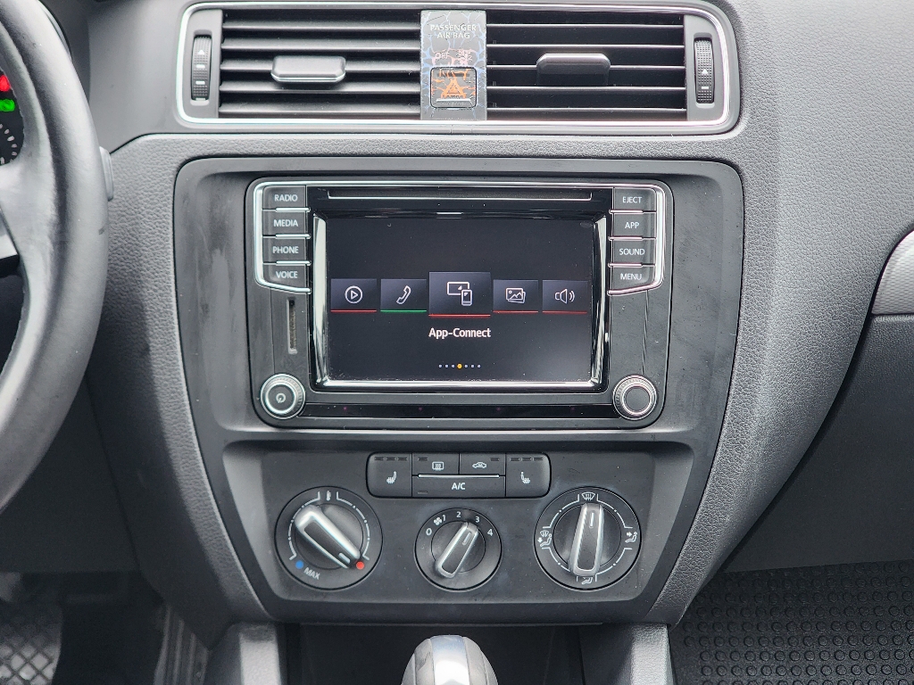 2018 Volkswagen Jetta 1.4T SE photo 2