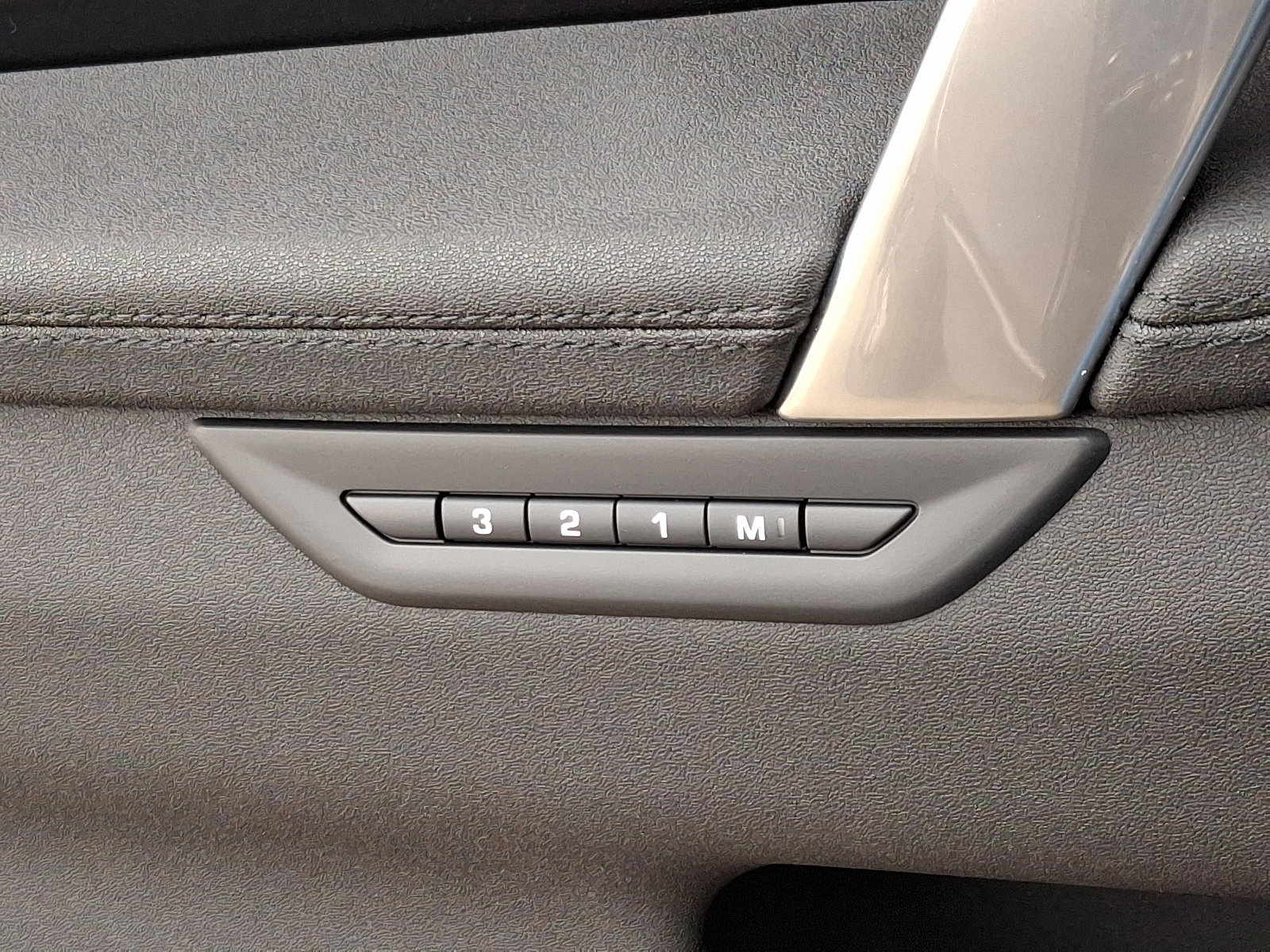 2025 Land Rover Discovery Sport S photo 25