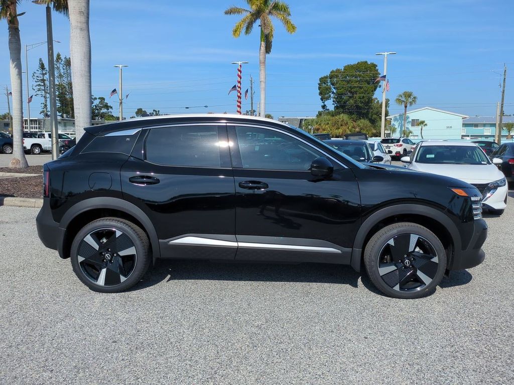 2026 Nissan Kicks SR photo 2