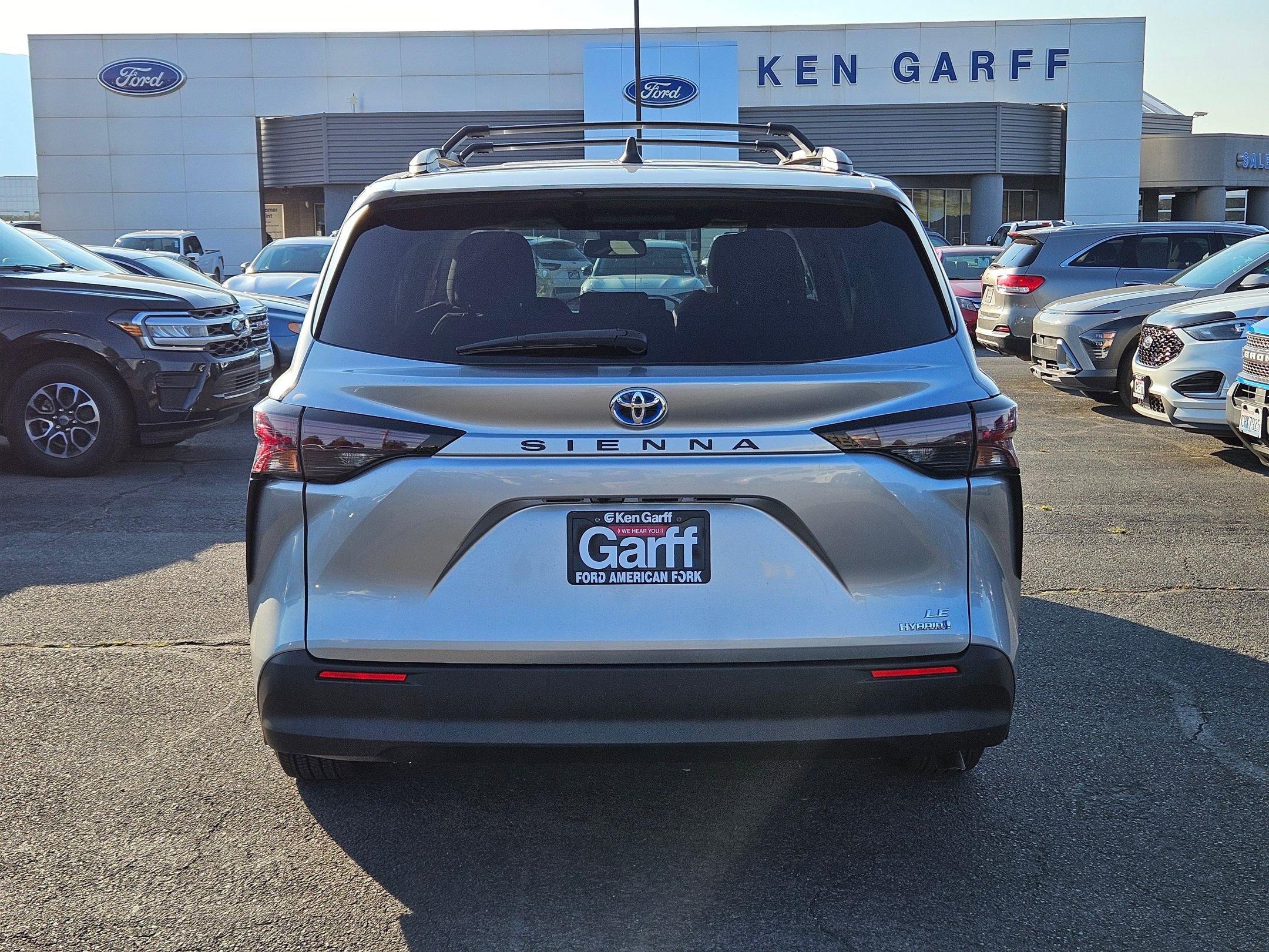 2023 Toyota Sienna LE photo 4