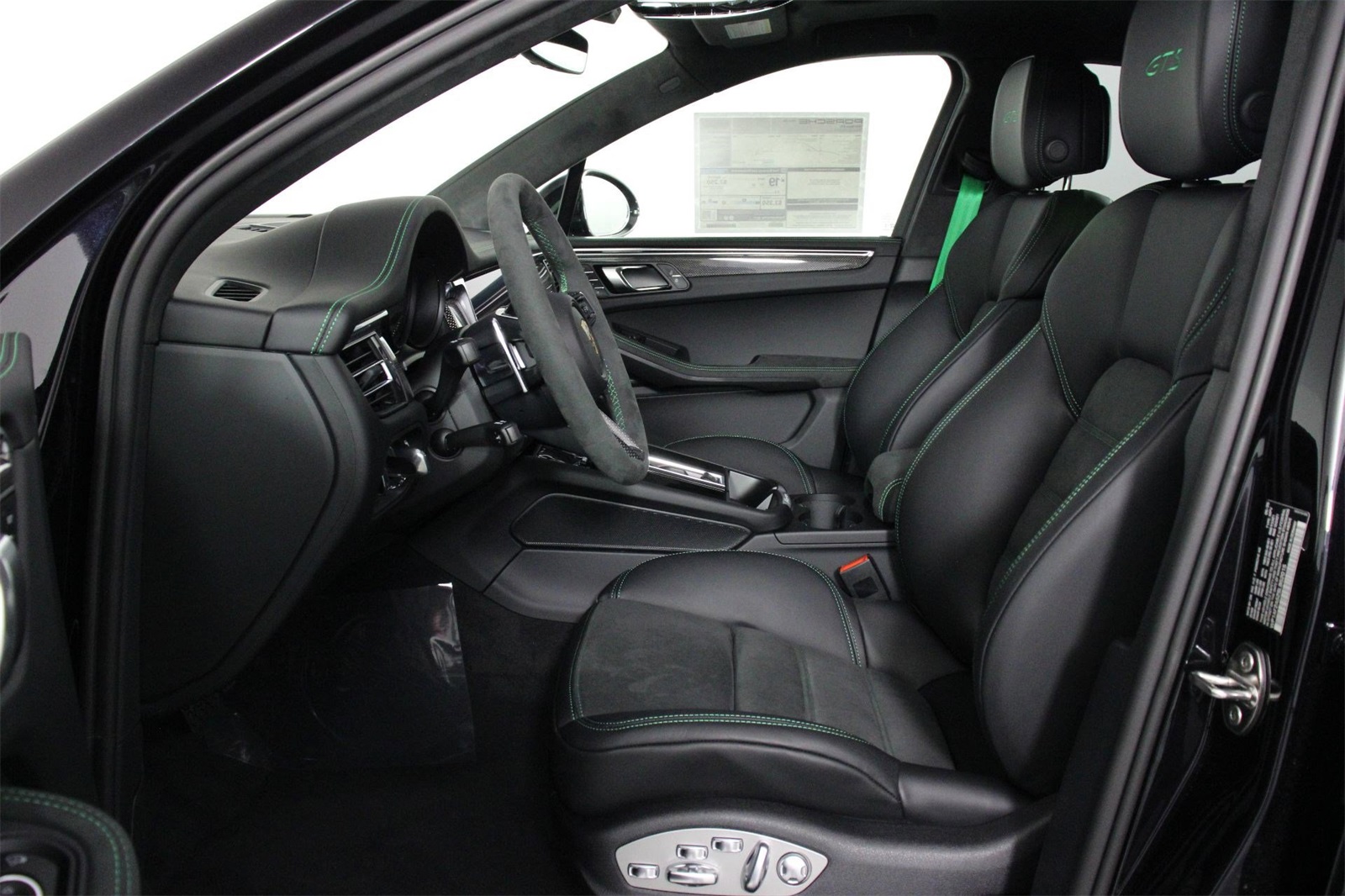 2025 Porsche Macan GTS photo 4