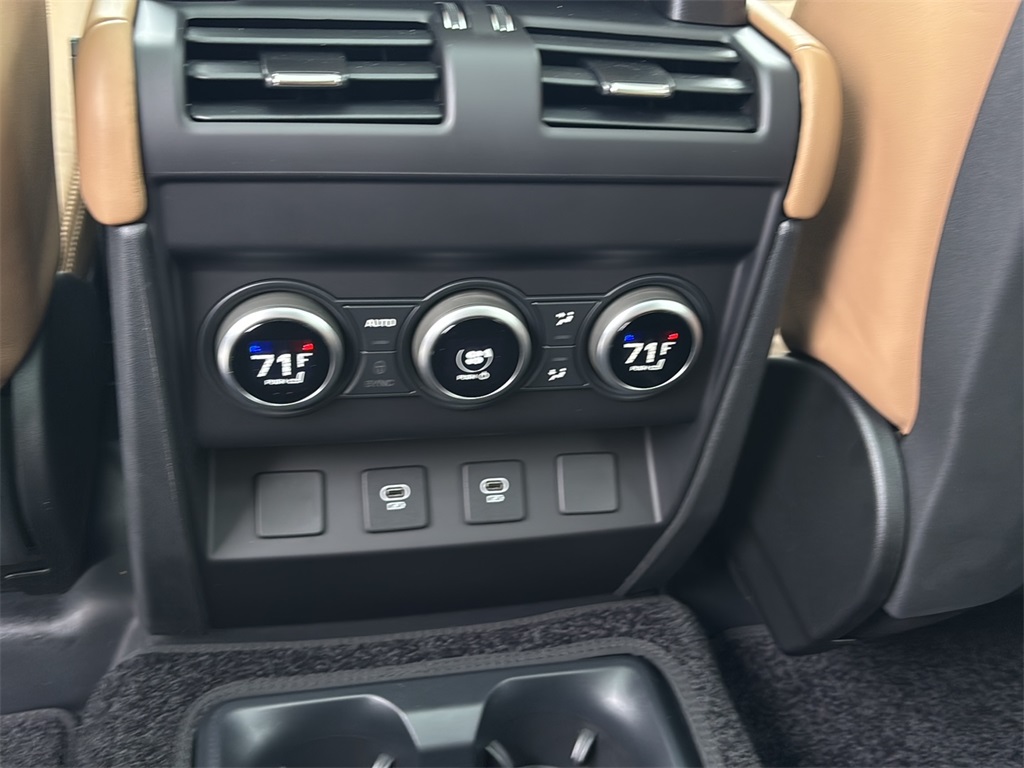 2025 Land Rover Defender 130 S photo 21
