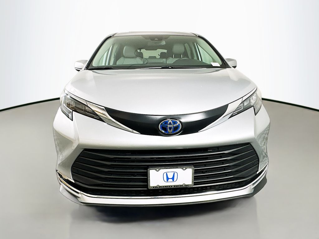 2024 Toyota Sienna XLE photo 2