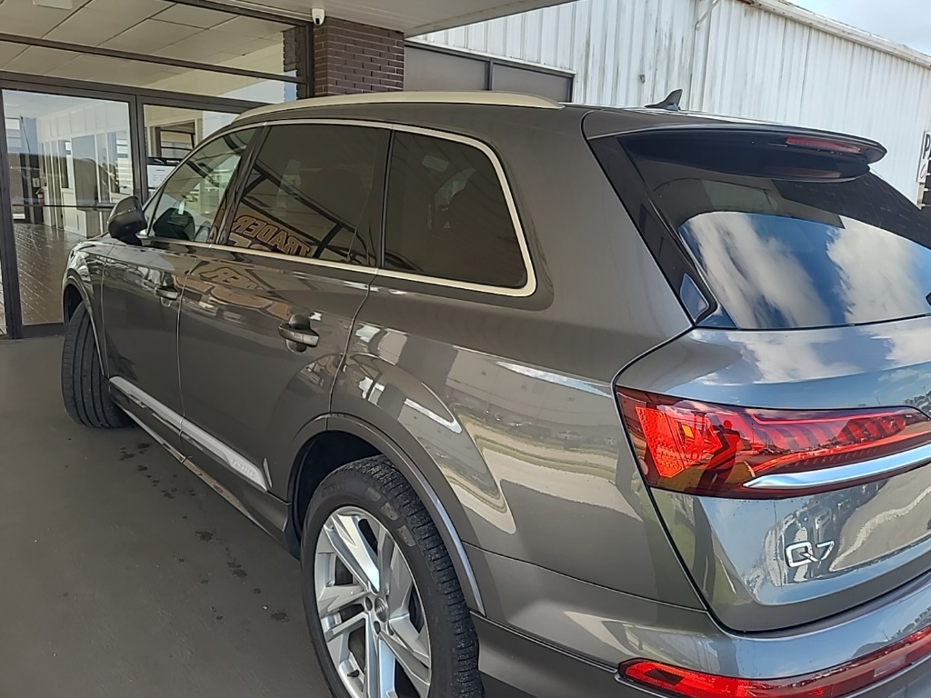 2020 Audi Q7 45 Premium Plus photo 2
