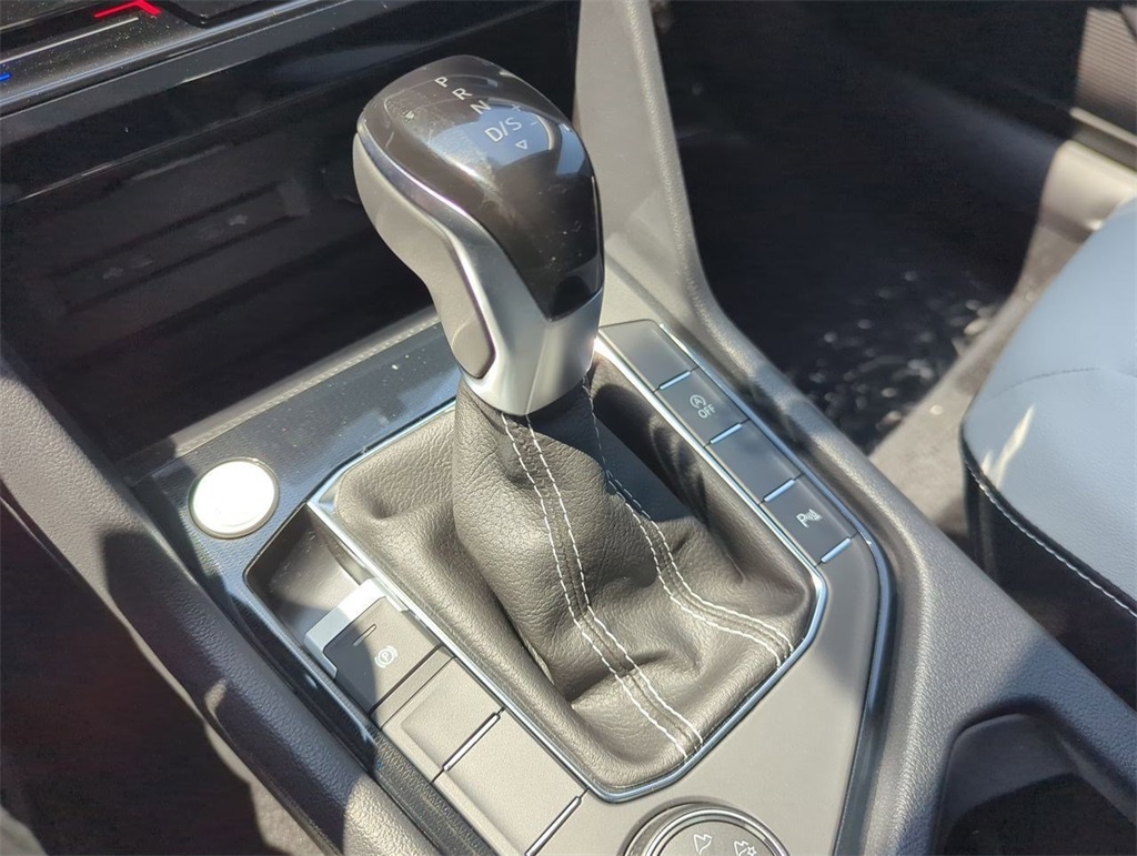 2025 Volkswagen Taos SE photo 15