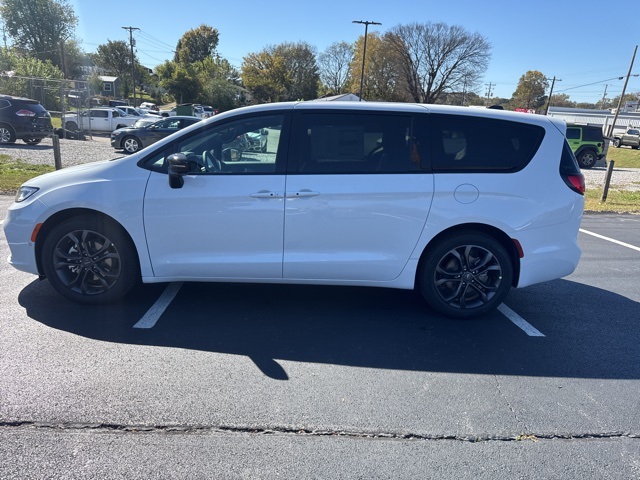 2026 Chrysler Pacifica photo 3