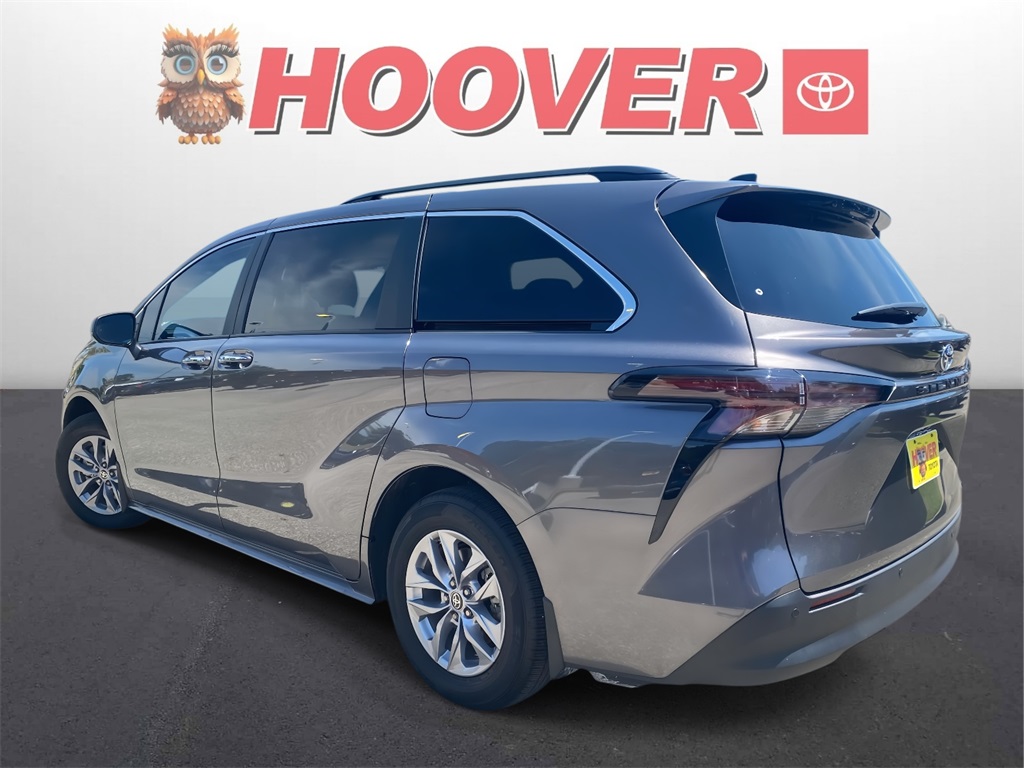 2024 Toyota Sienna XLE photo 4