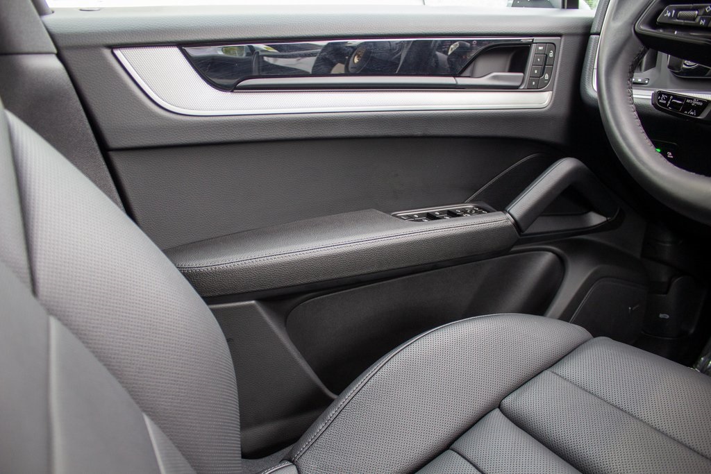 2024 Porsche Cayenne Base photo 18