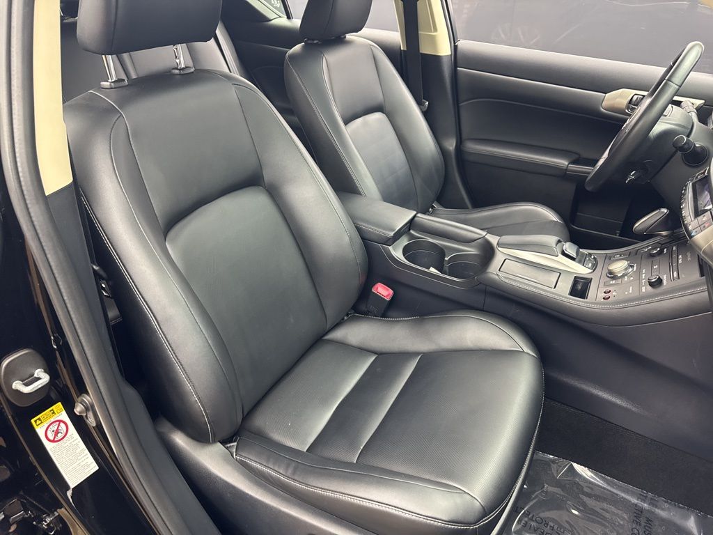 2014 Lexus CT 200h photo 25