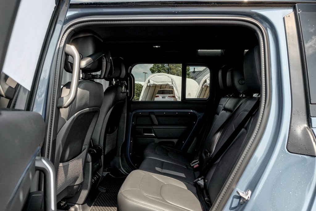2025 Land Rover Defender 110 X-Dynamic SE photo 13