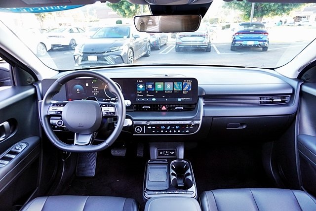 Used 2025 Black Hyundai SEL image 19