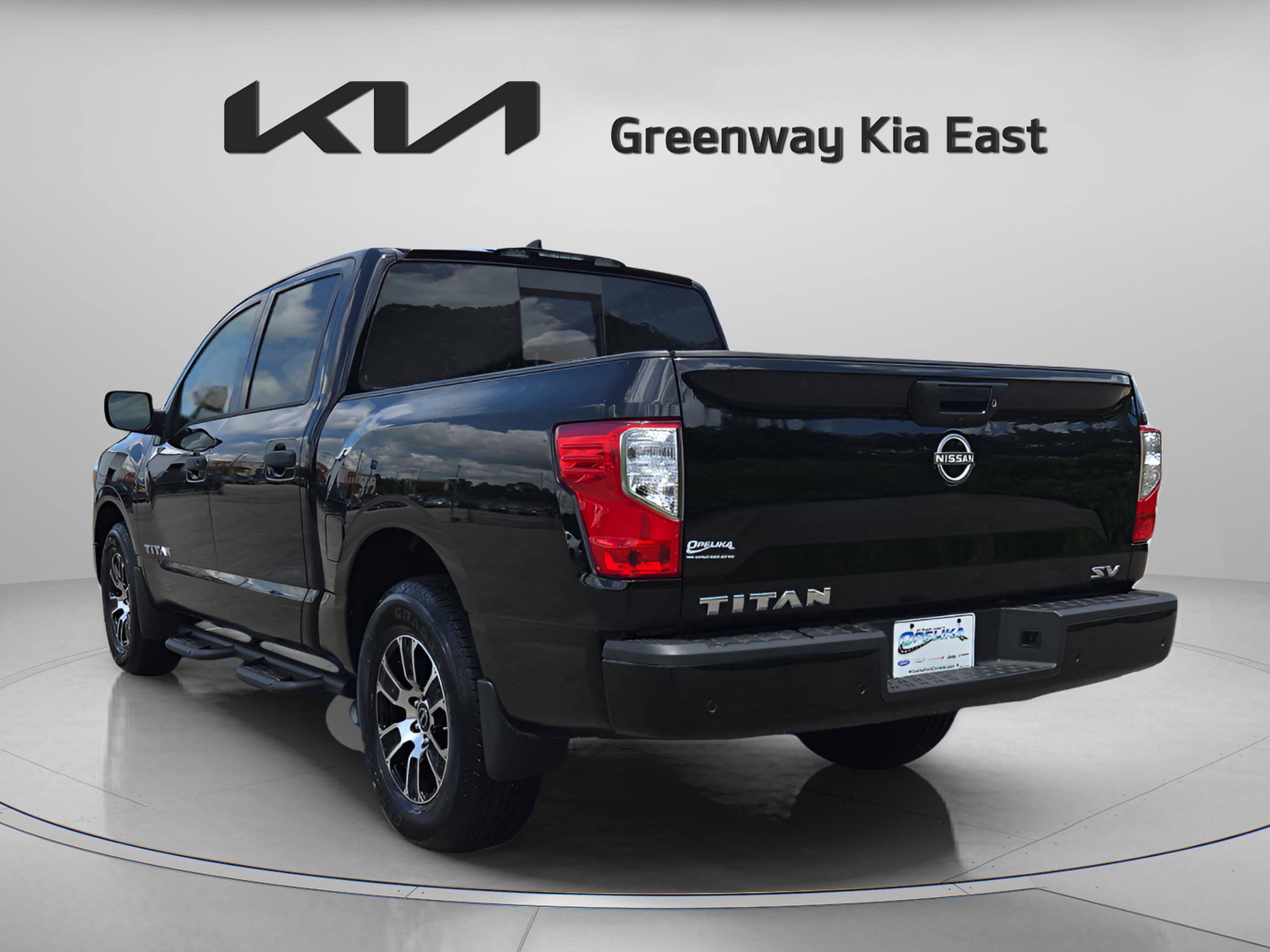 2024 Nissan Titan SV photo 2