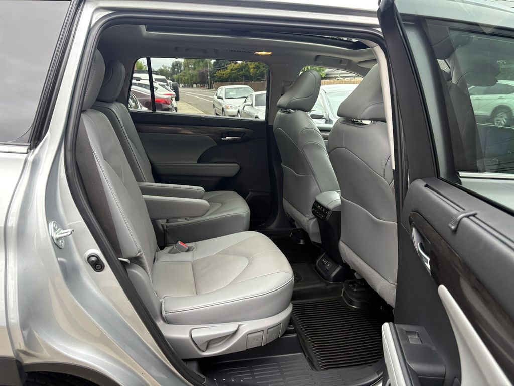 2024 Toyota Highlander Platinum photo 30
