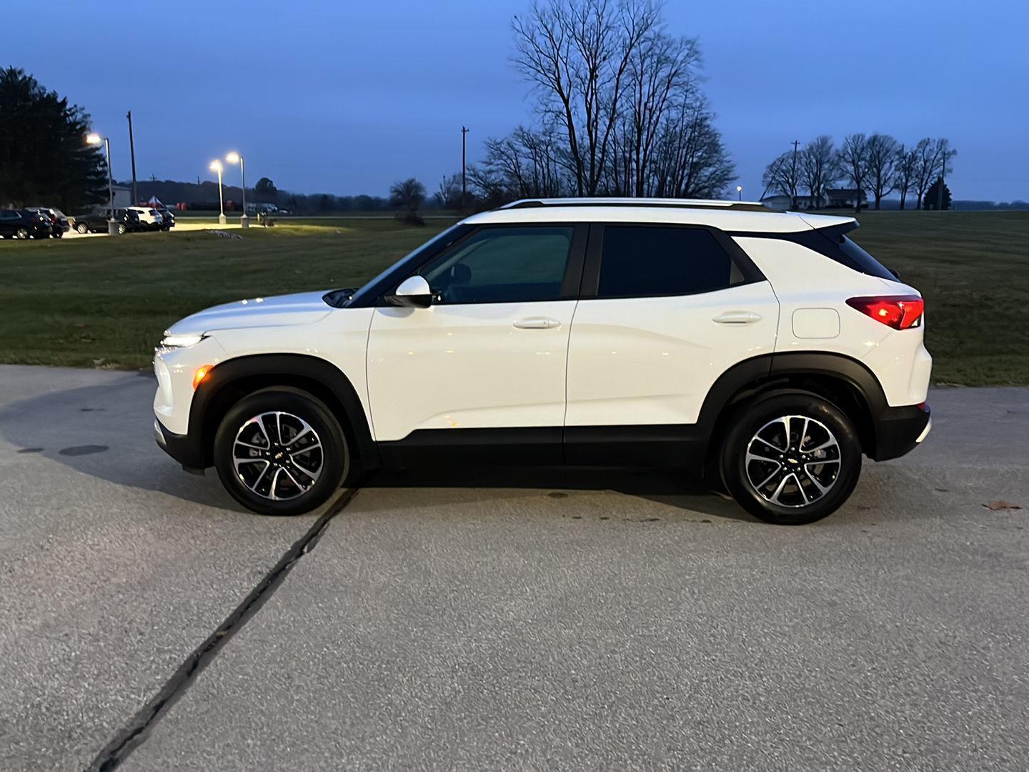 2025 Chevrolet Trailblazer LT photo 2