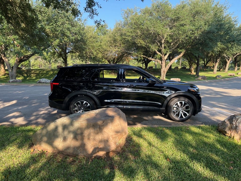 2025 Ford Explorer ST-Line photo 8