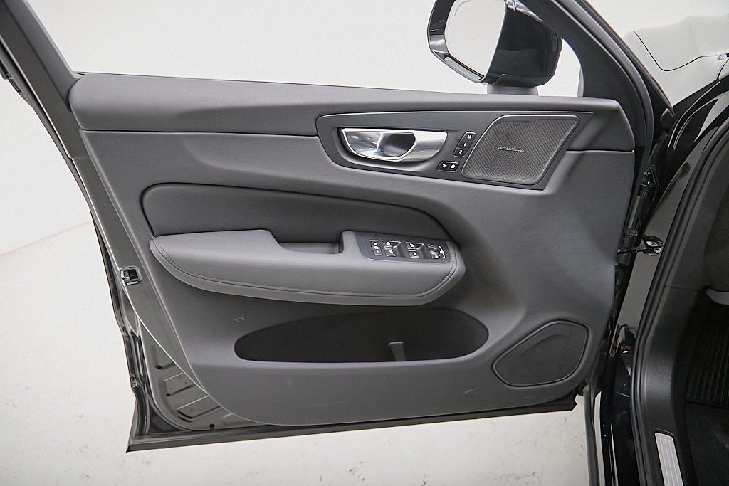 2026 VOLVO XC60 - Image 9