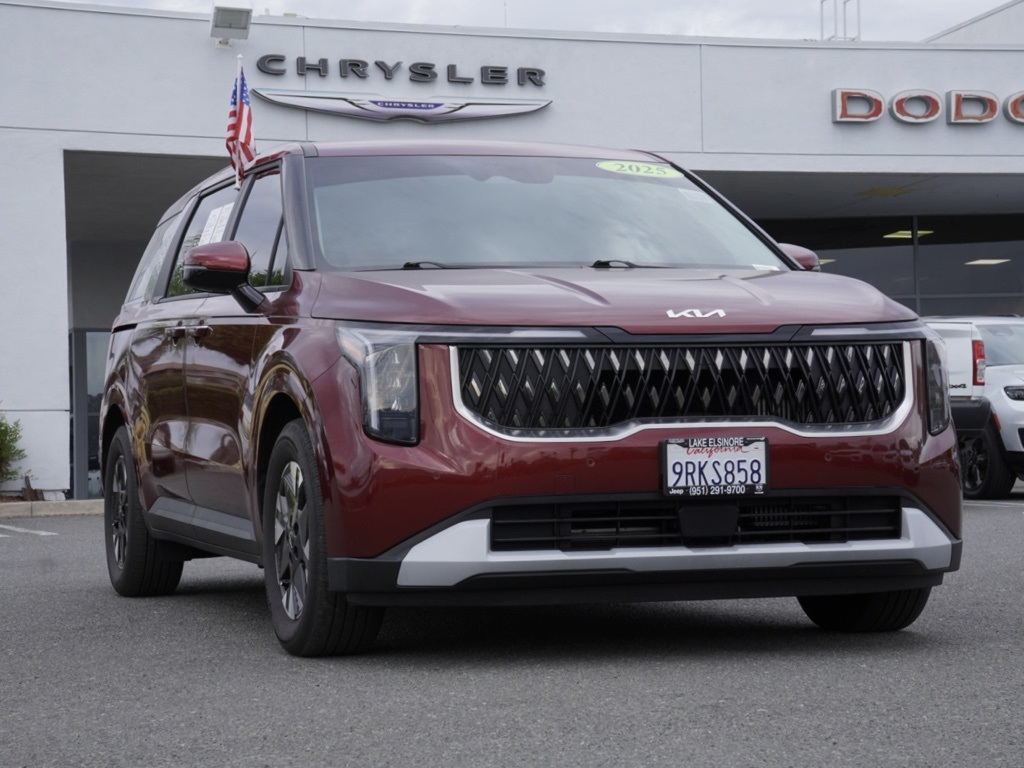 2025 Kia Carnival LXS's photo