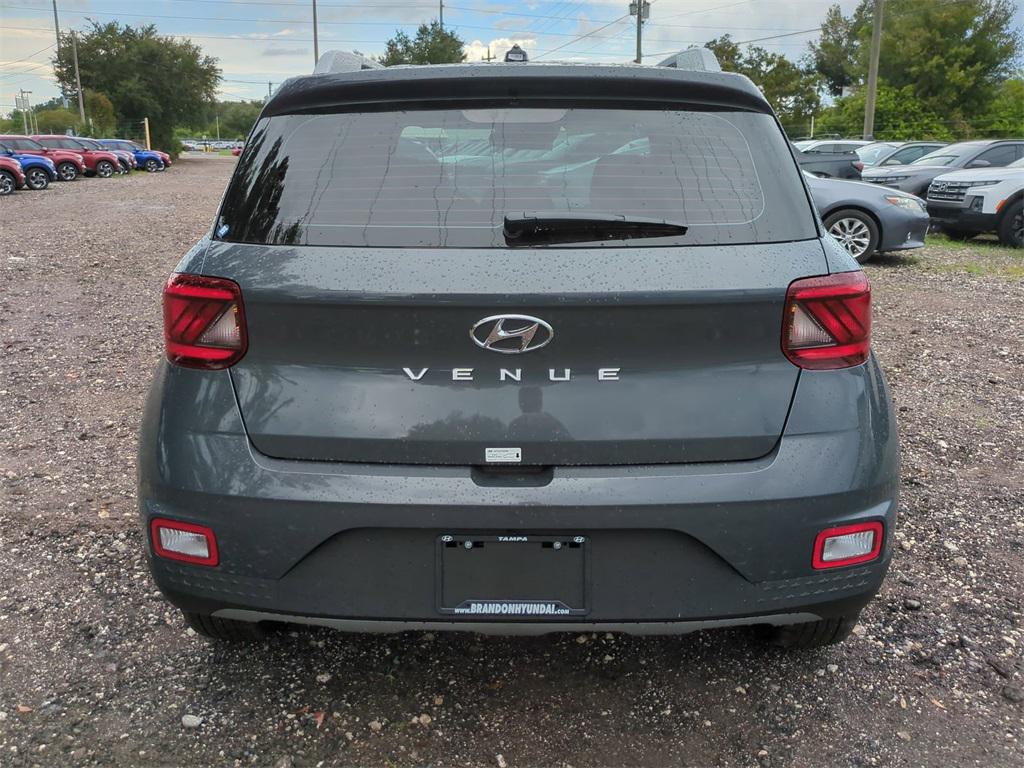2025 Hyundai Venue SEL photo 2