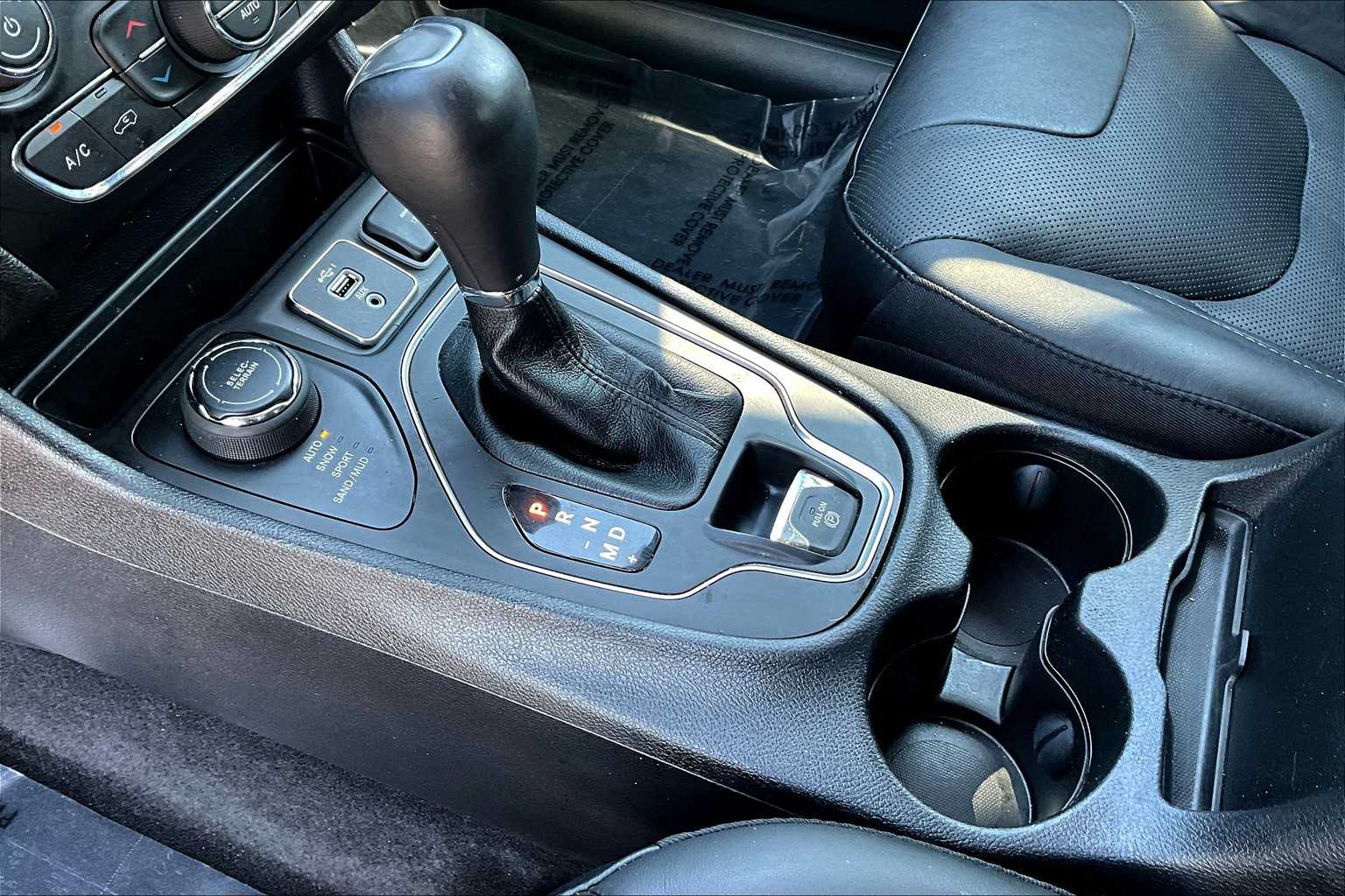 2021 Jeep Cherokee Latitude Lux photo 15