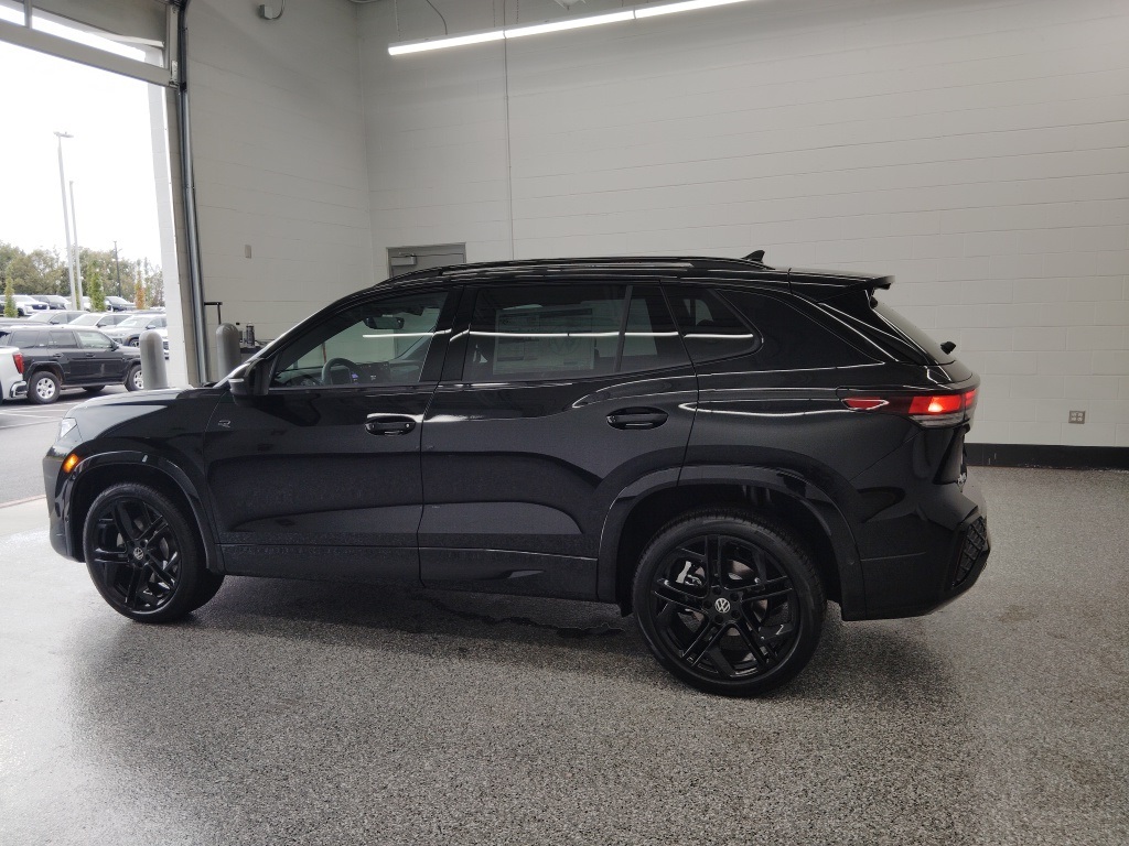 2026 Volkswagen Tiguan SE R-Line Black photo 4