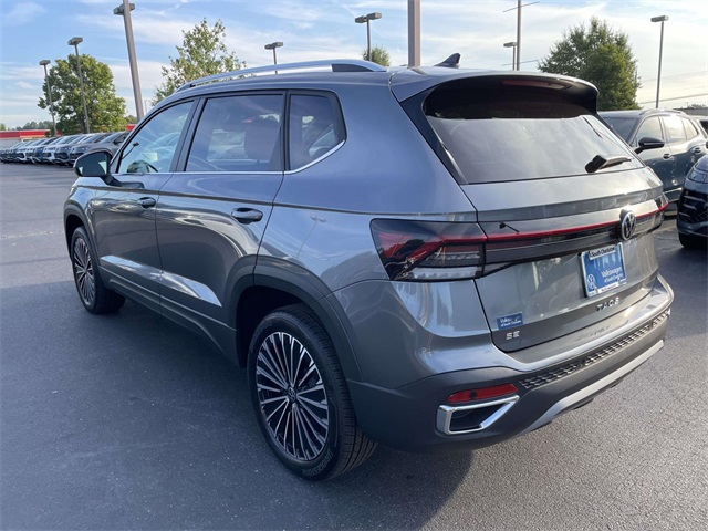 2025 Volkswagen Taos SE photo 3