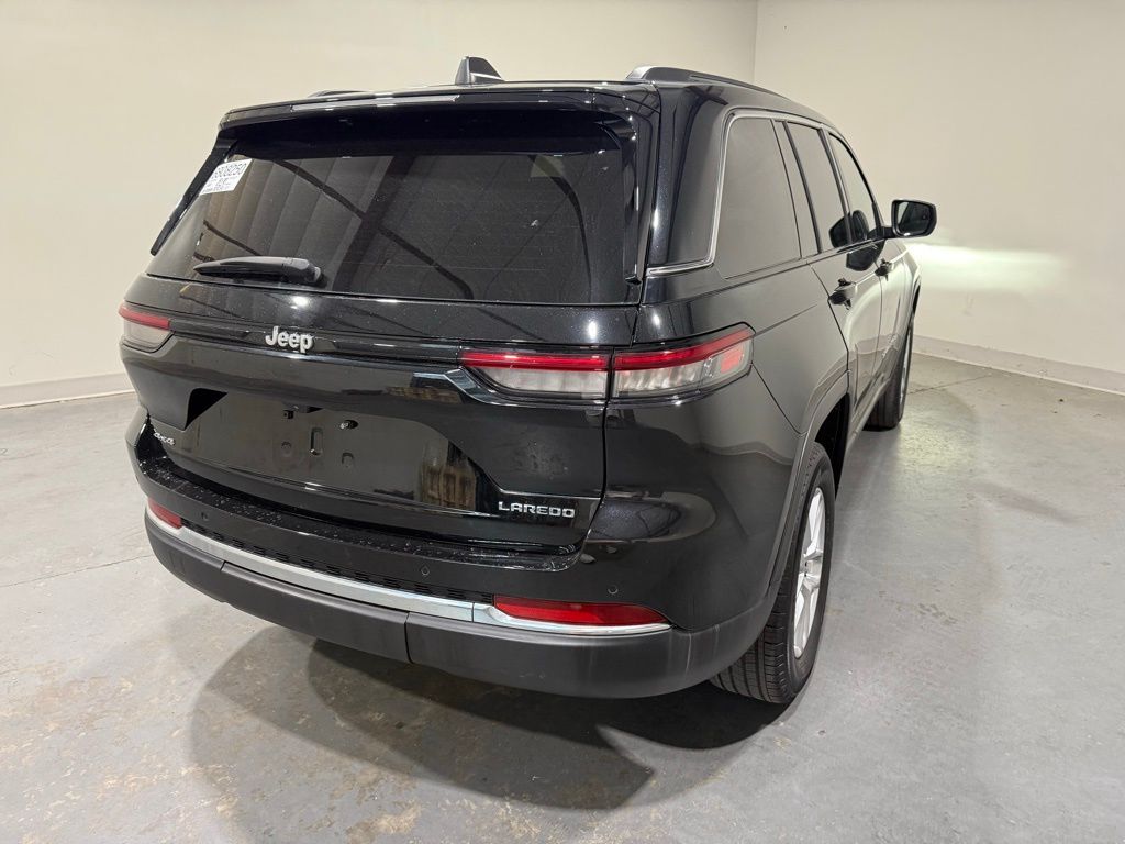 2023 Jeep Grand Cherokee Laredo photo 2