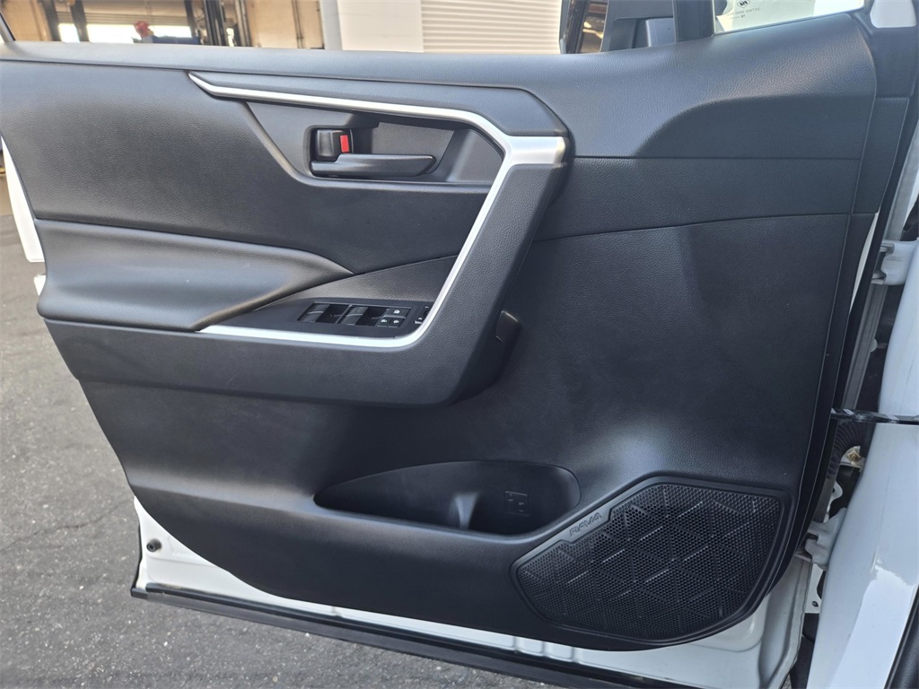 2019 Toyota RAV4 LE photo 14
