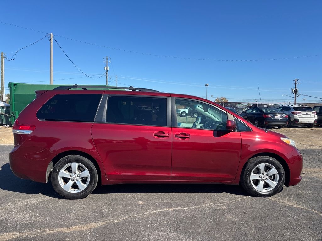 2011 Toyota Sienna Base photo 3