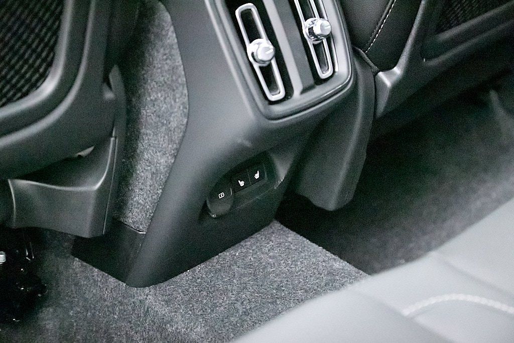 2026 VOLVO XC40 - Image 24