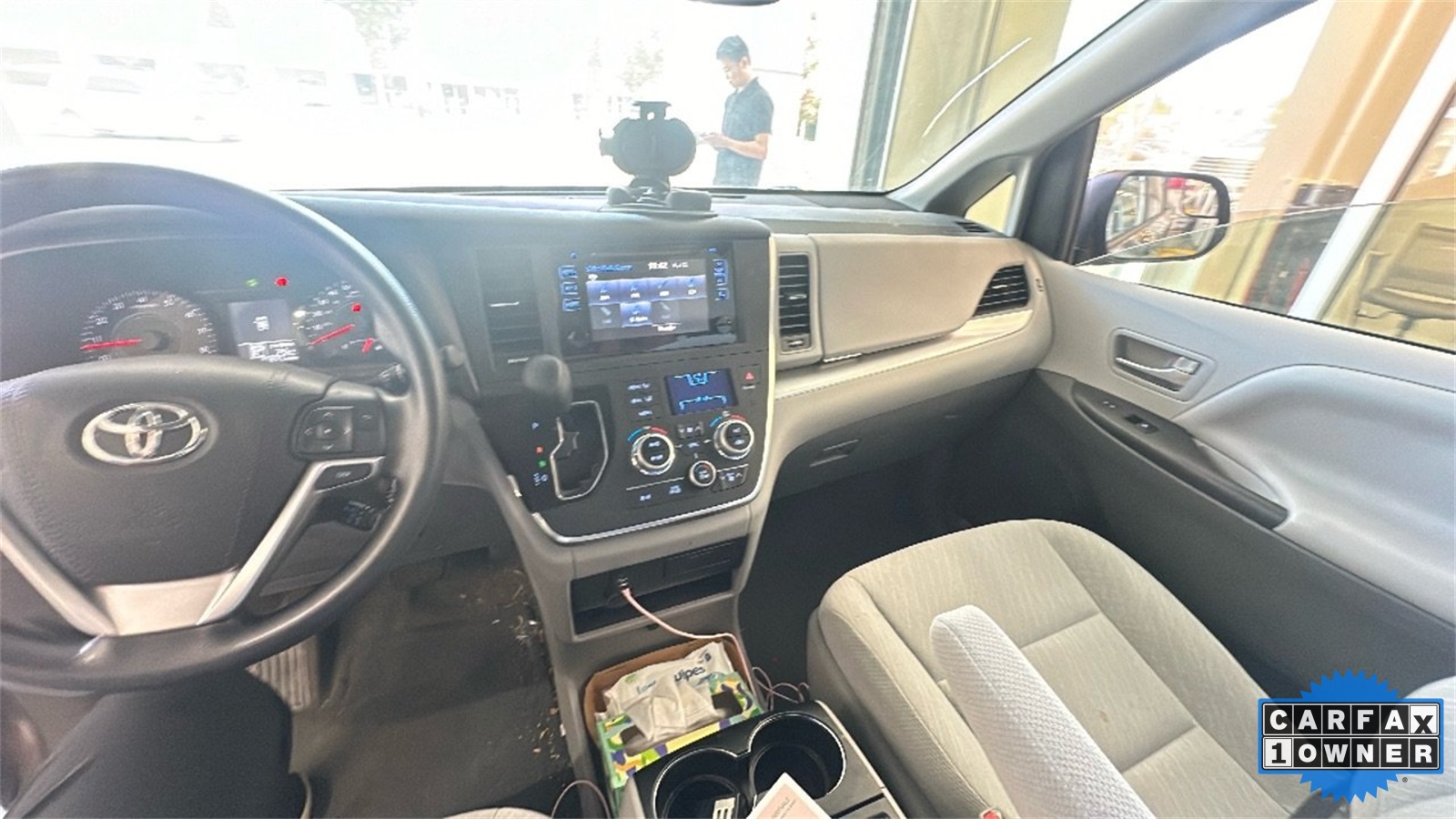 2017 Toyota Sienna LE photo 3