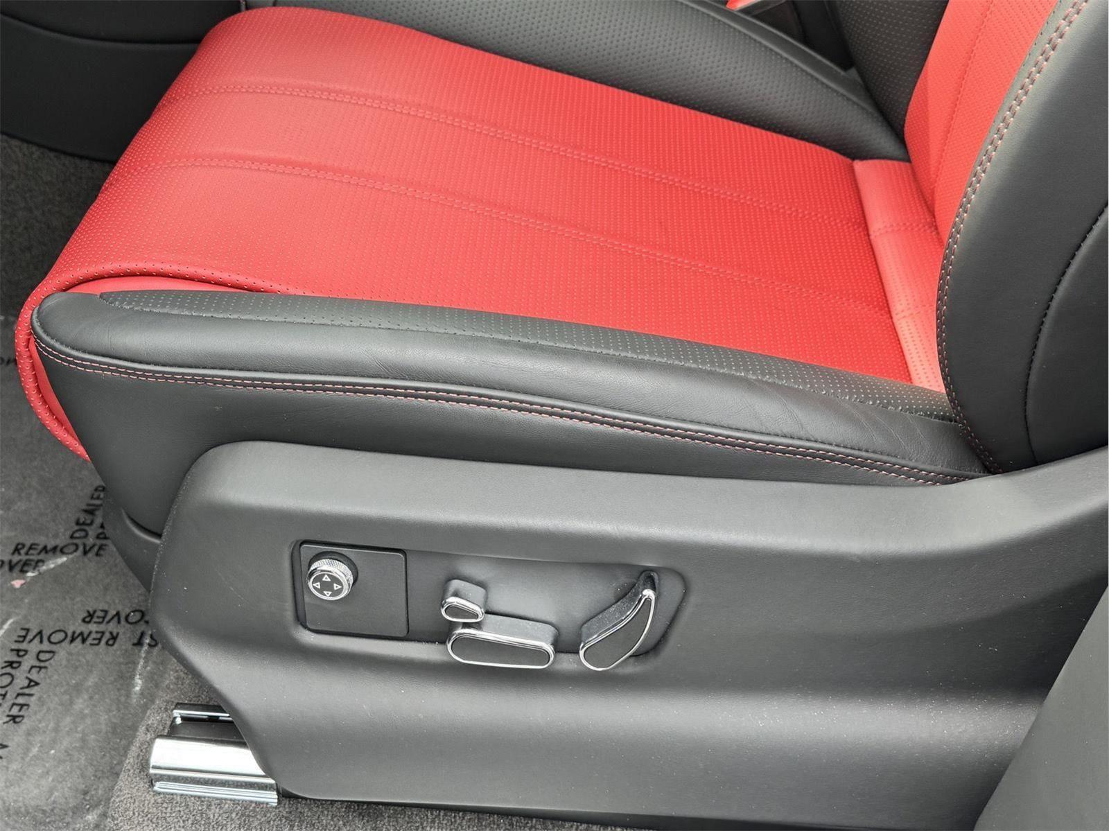 2024 Bentley Bentayga V8 photo 8