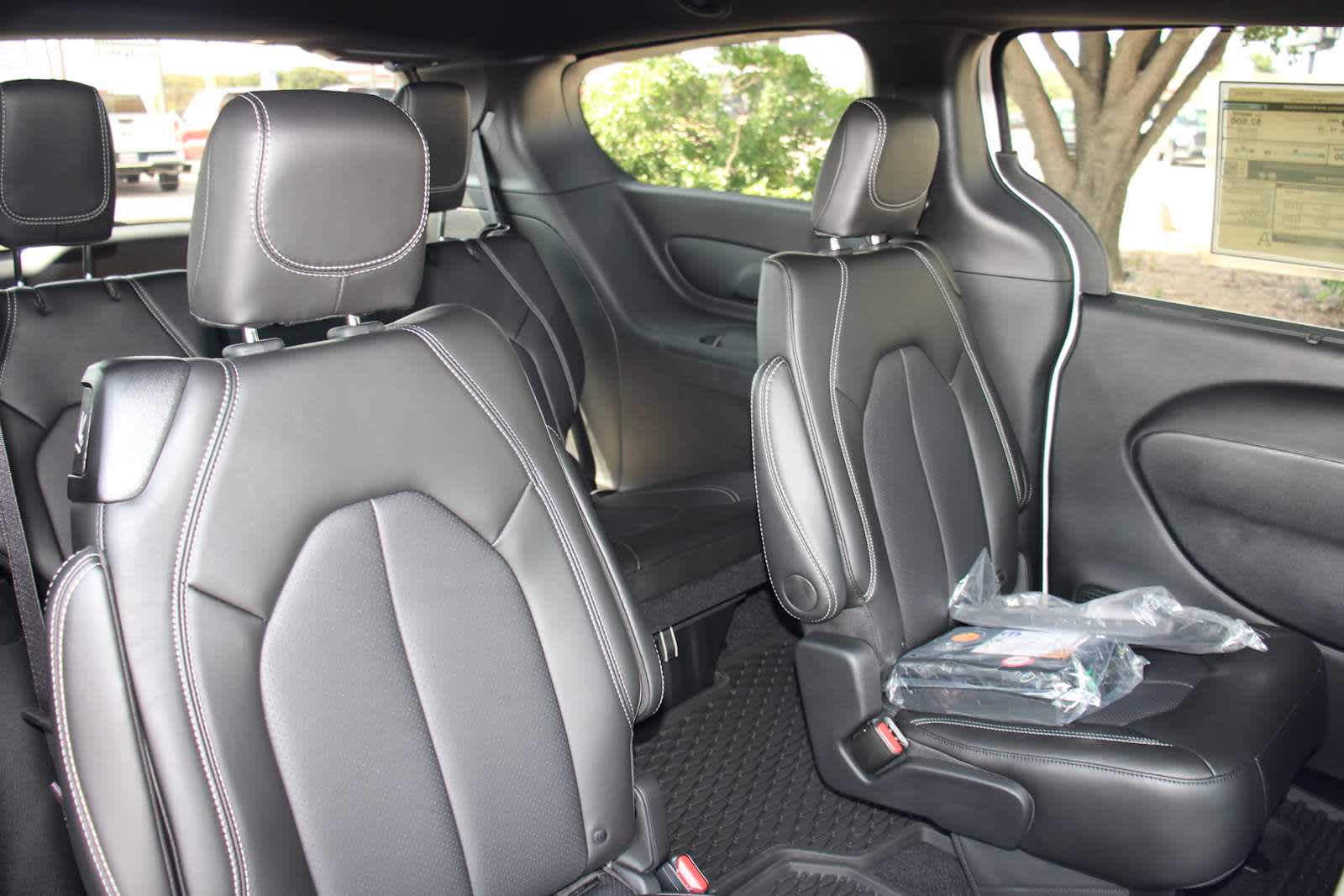 2025 Chrysler Voyager LX photo 36