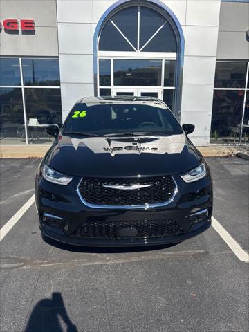 2026 Chrysler Pacifica Select's photo