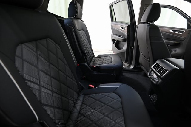 2025 Volkswagen Atlas SEL Premium R-Line photo 19