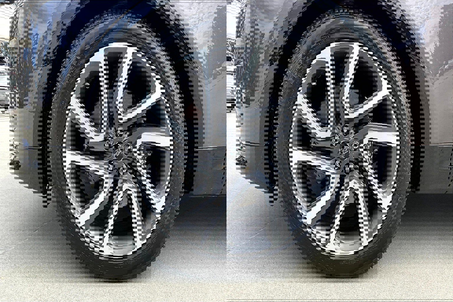 2024 Land Rover Discovery Metropolitan Edition photo 7
