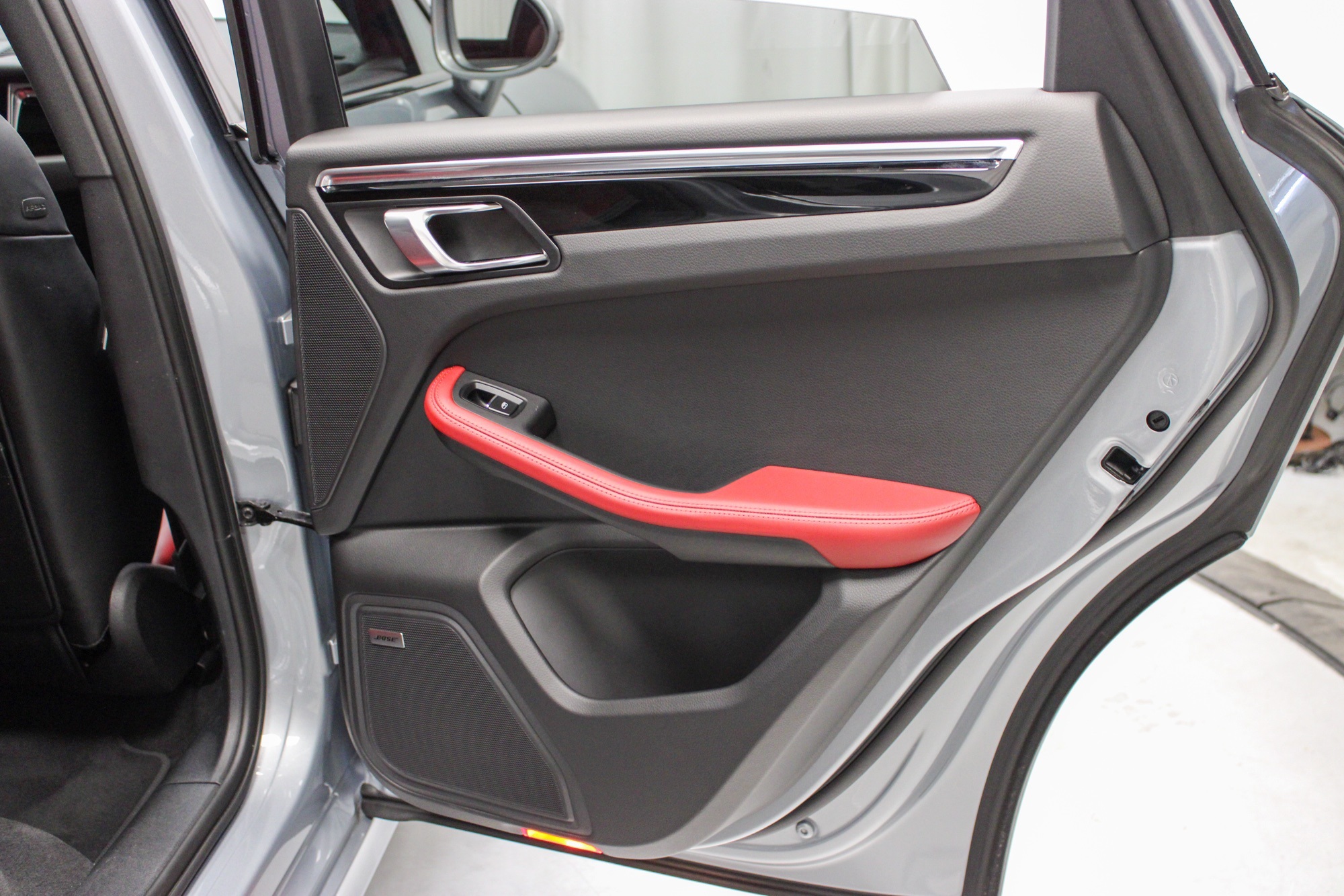 2025 Porsche Macan Base photo 27