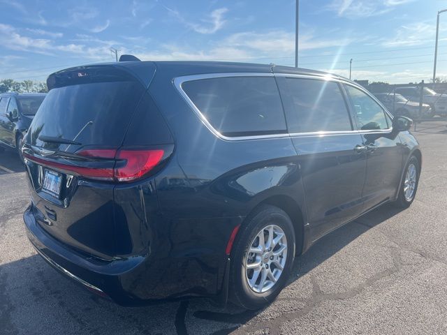 2023 Chrysler Pacifica Touring L photo 2