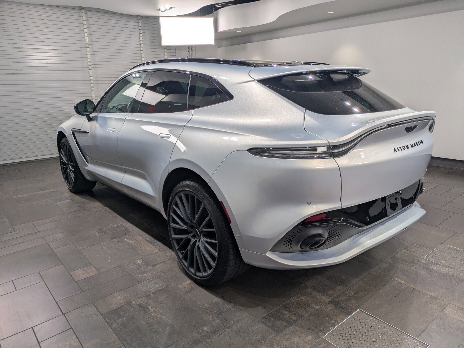 2024 Aston Martin DBX photo 2