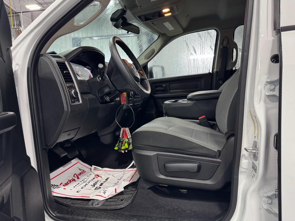 2022 Ram 1500 Classic Tradesman photo 3