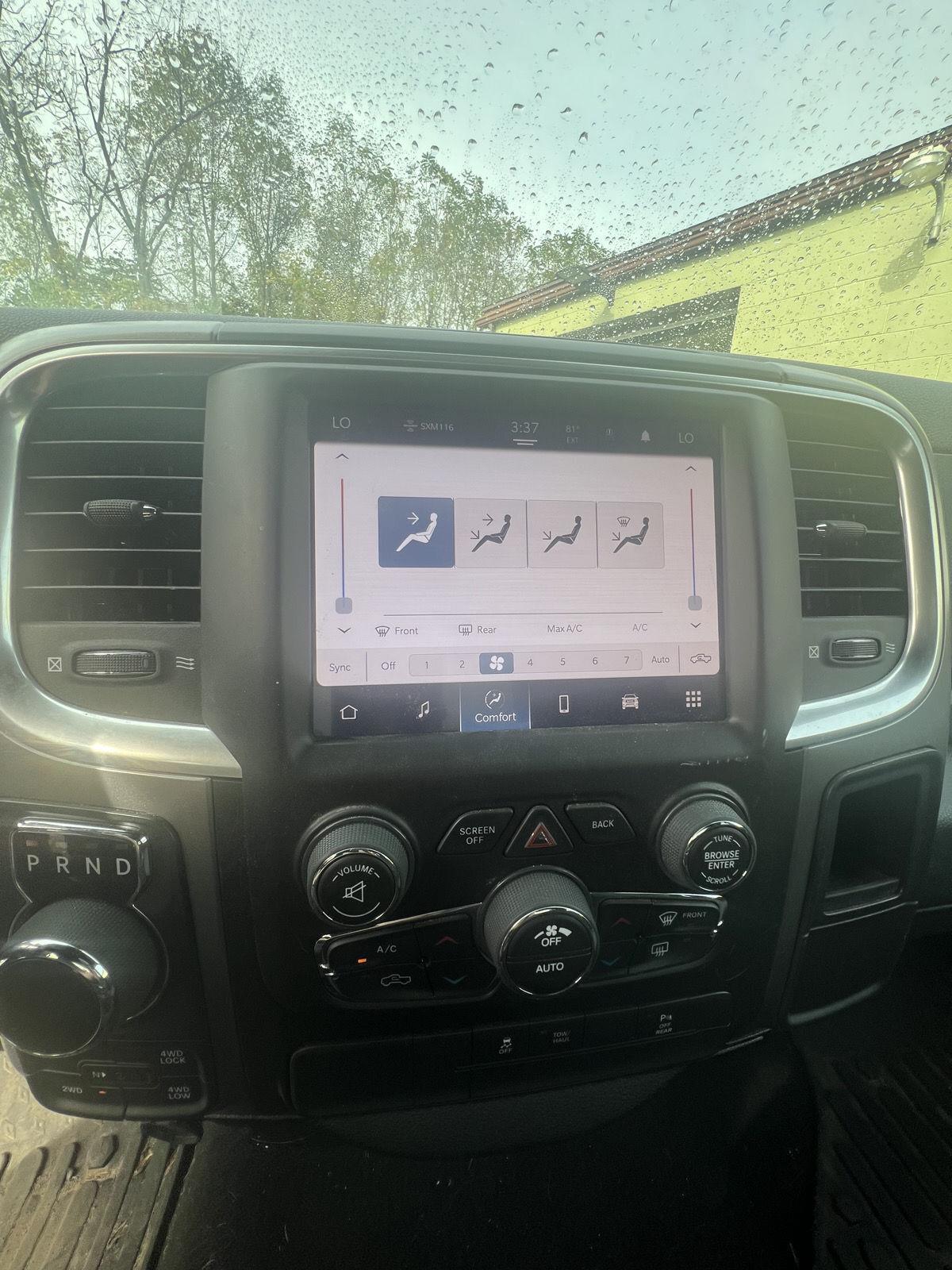 2022 Ram 1500 SLT photo 8